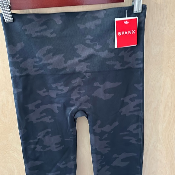 NWT Spanx Look At Me Now Leggings. Black Camo. Size Medium. - Picture 1 of 4